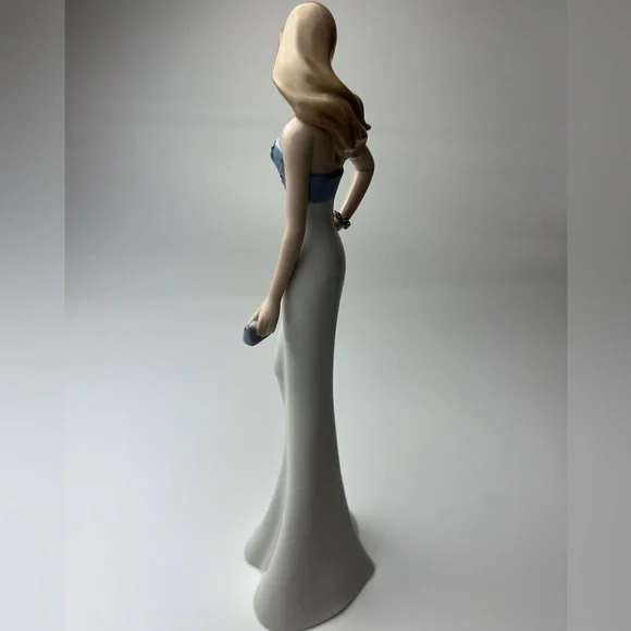 Cosmos Porcelain Elegant Doll - Picture 16 of 17